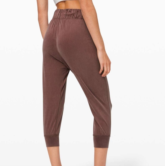 Lululemon Lost in Leisure Crop Jogger Antique Bark Plum Purple Mauve Pink Size 6 - Picture 3 of 13